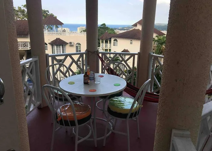 1 Bed Villa - Sleeps 2 - Garden - Parking - Wifi