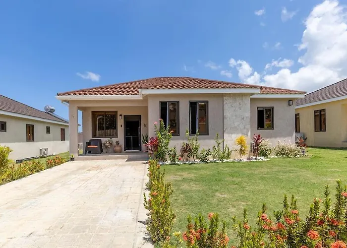 Sun Shine Luxury Villas 2 bedroom Pool&Gym Ocho Rios St Ann