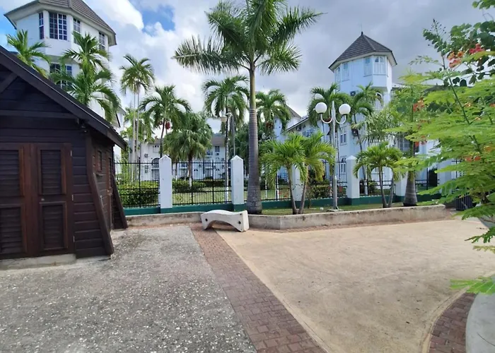 Modern Penthouse @ Sandcastles