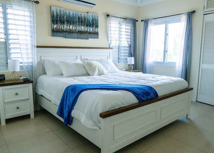 Coastal Haven In Richmond Estate - Your Tropical Oasis