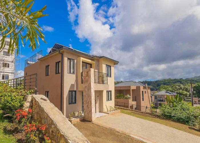 Modern, Spacious, 3Br Hill View Retreat, Central, 24Hr Security, Satellite Wifi And Solar