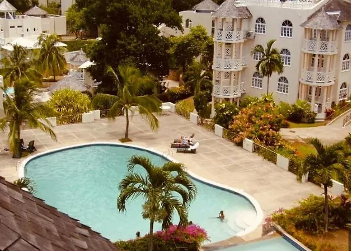 Tropical Escape Studio - 5 Min Walk To Ochi Beach & Nearby Hotspots