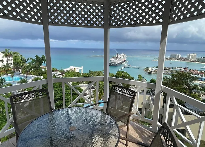 Oceanbreeze Jamaica Penthouse, 7-Minute Walk To Beach